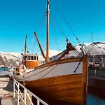 Spacious Arctic Near Tromsos Sights Διαμέρισμα