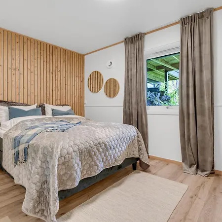 Spacious Arctic Near Tromsos Sights Διαμέρισμα