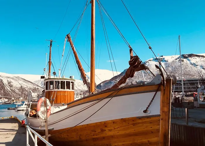 Spacious Arctic Near Tromsøs Sights Leilighet